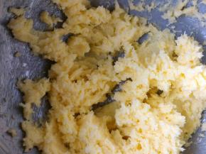 黄油在室温下软化后，加糖粉，用电动打蛋器打至蓬松羽毛状