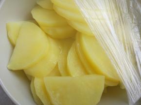 土豆洗净，去皮，切厚片，盖保鲜膜，入微波炉高火5分钟左右