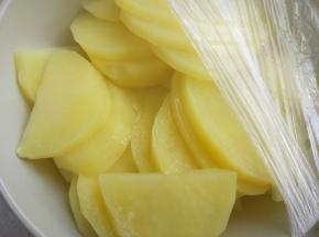 土豆洗净，去皮，切厚片，盖保鲜膜，入微波炉高火5分钟左右