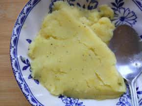 将土豆泥倒出（如果水分太多，可用纱布包住，挤出一部分），趁热加盐、黄油、黑胡椒粉拌匀。