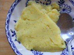 将土豆泥倒出（如果水分太多，可用纱布包住，挤出一部分），趁热加盐、黄油、黑胡椒粉拌匀。