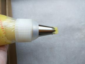 装入剪口的裱花袋中，花嘴我用的八齿中号曲奇嘴