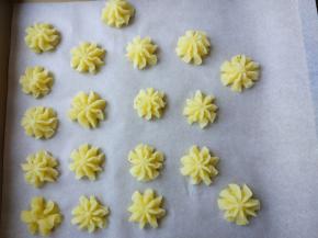 在铺了油纸的烤盘或不粘烤盘上挤出花型。