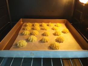 入预热好的烤箱中上层，上下火180度烤15分钟左右，表面上色即可