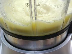 取出后倒入破壁机，加少许牛奶，打成泥状。也可以用勺子底手动压成泥