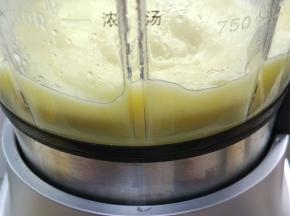 取出后倒入破壁机，加少许牛奶，打成泥状。也可以用勺子底手动压成泥