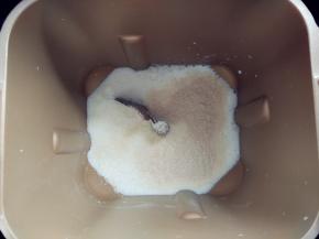 将室温或冷藏的牛奶倒入面包机或厨师机桶内，加入酵母粉