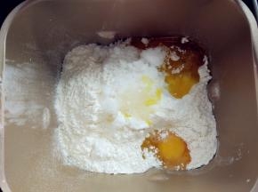 用高筋粉盖住液体表面，同时加入糖，盐，鸡蛋和橄榄油，启动和面程序