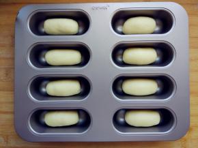 揉成长条状，放入学厨热狗模中。我用的是学厨8连迷你热狗模，其他类型的模具请酌情增减面团重量