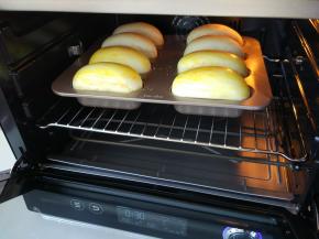 放入烤箱中，选择发酵程序，温度设定为30度，时间70分钟，发酵完毕后，面团已达到到2倍大小，在表面刷少许蛋液