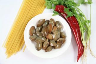 准备好食材：橄榄油、意面、花甲、红椒、香菜。