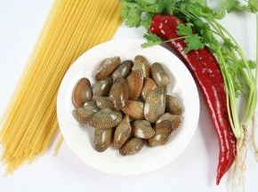 准备好食材：橄榄油、意面、花甲、红椒、香菜。