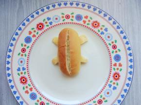 在上部的中间切一条开口，不要切透，留出放香肠和生菜叶的空间即可