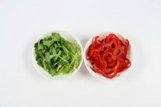 香菜洗干净后切段，红椒切条。