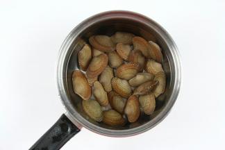 锅中加入适量的水，加入花甲，煮到花甲的壳张开后即可关火。