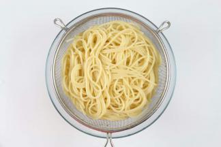 煮好后的意面捞起沥干水分。