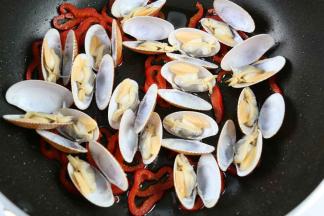 加入花甲，大火炒两分钟左右。