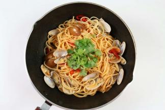 
起锅前加入适量的香菜、盐，拌匀即可。