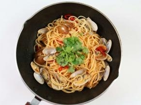 
起锅前加入适量的香菜、盐，拌匀即可。