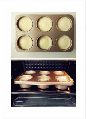 倒入堡尔美克模具中，七八分满即可。入烤箱中层，上下火170度烤15-20分钟左右