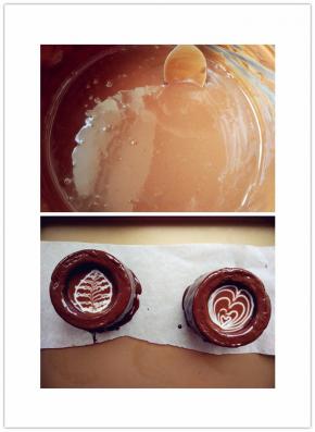 同时，将70克黑巧克力隔水小火融化，离火，加少许淡奶油调匀（也可不加）浇在蛋糕外壁上，剩余的黑巧克力（尚有余温），加剩余的淡奶油，用少许水融化的吉利丁片，搅匀至吉利丁完全融化成慕斯液，倒入杯子中，八分满左右，用少许淡奶油或酸奶，装入剪口裱花袋，在表面画出拉花效果后，如冰箱冷藏2小时或急冻半小时。至慕斯完全凝固，取出，安上用巧克力做的“杯子手柄”即可