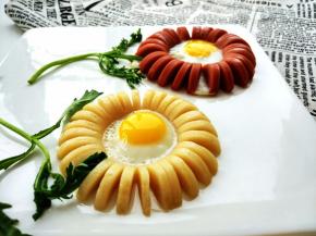 用铲子小心铲出，摆盘即可。我用的两根茼蒿，如果家里有青椒、黄瓜之类的，都可以削成细条摆盘