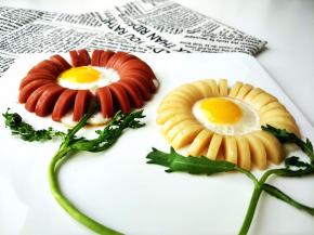 摆盘的盘子尽量稍大些，不然花朵的茎叶只能扭曲一些。也可以用圣女果等水果切成花蕾摆在旁边