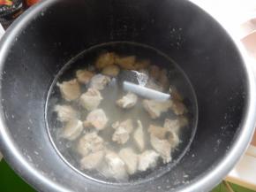 牛肉工切好放高压锅里压一下