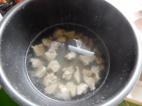 牛肉工切好放高压锅里压一下