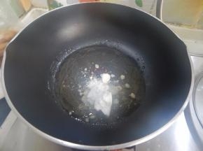 锅里加入油加入白糖