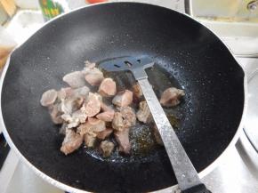 然后加入压过的牛肉