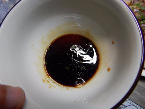 生抽加入香油加入盐