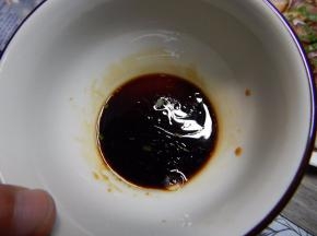 生抽加入香油加入盐