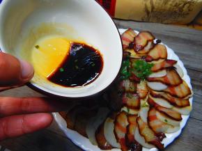 然后泼至芋头上