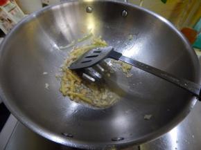 锅里加入 油加入蒜炒香