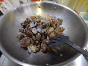 加入蛤蜊炒