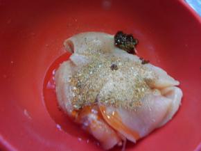 鸡胸肉加入腌肉料 ，加入沙茶酱