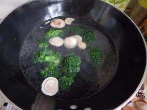 然后西兰花蘑菇焯一下水