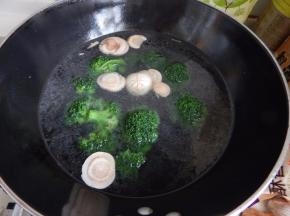 然后西兰花蘑菇焯一下水
