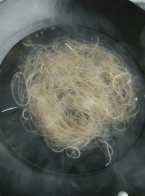 跑软的粉条用开水灼一下
