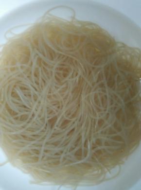 灼好的粉条立即放入冷水里备用