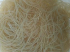 灼好的粉条立即放入冷水里备用