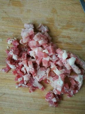 肉切成细小的丁备用