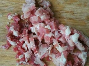 肉切成细小的丁备用