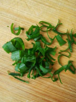 葱洗净切成葱末备用