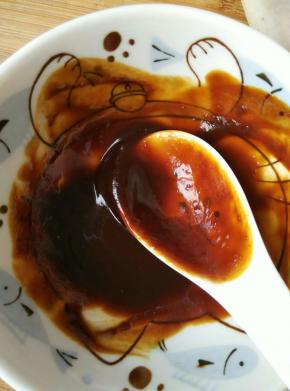 甜面酱用适量的水搅匀