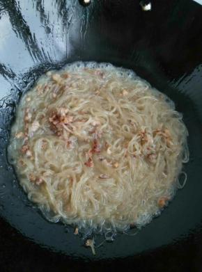 待肉发白时把粉条捞出放锅里翻炒