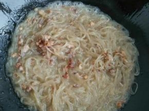 待肉发白时把粉条捞出放锅里翻炒