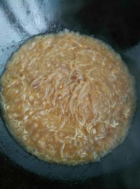 加入甜面酱，酱油，白醋用小火焖一会儿