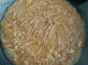 加入甜面酱，酱油，白醋用小火焖一会儿
